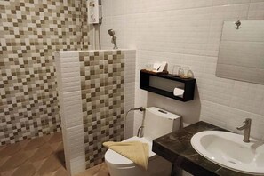 Ducha, artículos de tocador gratuitos, secador de pelo, toallas