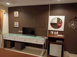 Escritorio, tabla de planchar con plancha, wifi gratis y ropa de cama