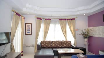 Cottage Villa (Twin) | Desk, iron/ironing board, free WiFi, bed sheets