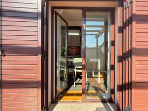 Outdoor dining - Terrazzo di Betta · Garage and metro (Milano)