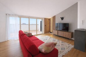 TV, offices - Terrazzo di Betta · Garage and metro (Milano)