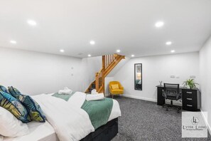 Apartment | Desk, laptop workspace, iron/ironing board, free WiFi