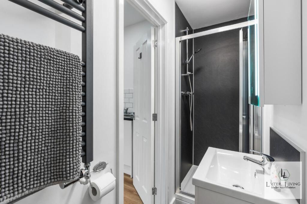 Een douche, gratis toiletartikelen, een haardroger, handdoeken