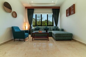 Luxury Suite | Living area - Essentia Resort & Spa Sirsi (Sirsi)