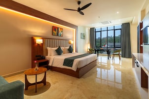 Executive Suite | Iron/ironing board, free WiFi