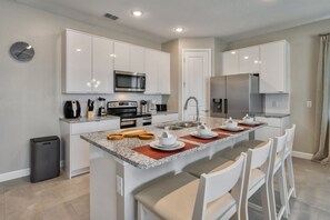 Fridge, microwave, oven, stovetop - Luxury 5 bedroom home for 12 guests (Four Corners)