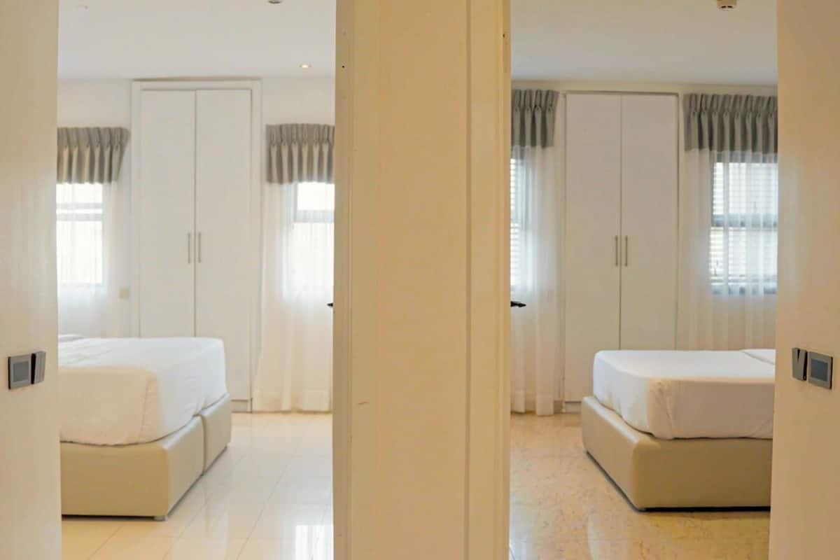 Blendingsgardiner, strykejern/-brett og wi-fi (inkludert)