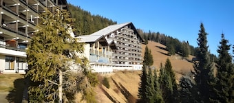 Apartment with Swimming Pool, Mountain Views, Balcony and Wi-Fi