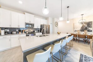 Fridge, microwave, oven, stovetop - Magic villa with themed bedrooms and private pool (Kissimmee)