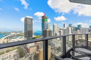 Property grounds - Bright 2BR | Pool / Gym | 10Min FIFA Fan Fest Walk (Miami)
