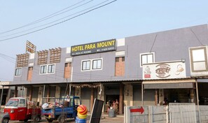 A hotel named 'Hotel Para Mount' with a sign indicating 'AC Non AC Rooms' and a contact number. - Hotel Para Mount (Mahemdavad)