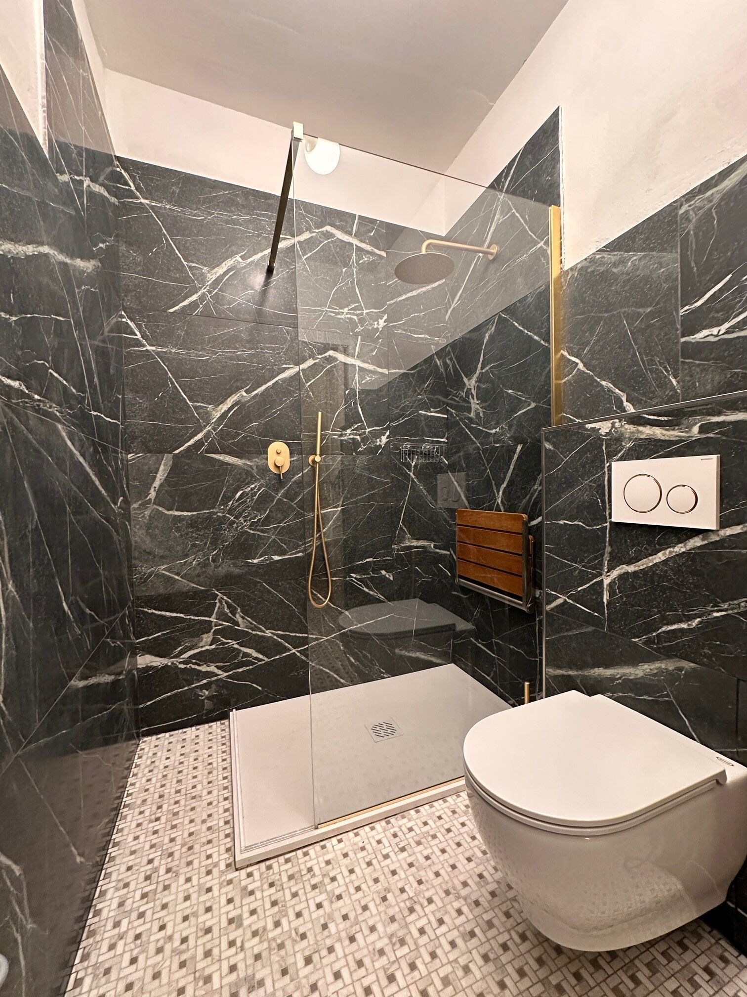 Een douche, handdoeken, zeep, toiletpapier