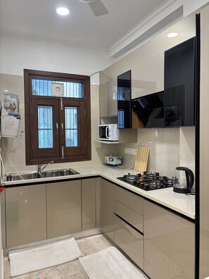 Apartamento, sacada, vista para a cidade | Cozinha privada