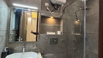 Leilighet, balkong, byutsikt | Bad | Dusj, toalettartikler (inkludert), hårføner og håndklær