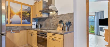 Coffee/tea maker, fridge, microwave, oven