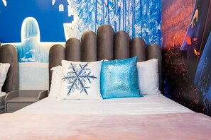 5 makuuhuonetta, työpöytä, silitysrauta/-lauta
