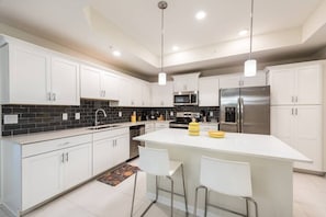 Fridge, microwave, oven, stovetop - 3BR Apartment - Great Location, Super Comfort (Kissimmee)