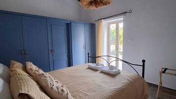 Iron/ironing board, internet, bed sheets