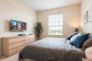 3 bedrooms, desk, iron/ironing board, bed sheets - Central Elegance-Spacious, Beautifully Decor Condo (Orlando)