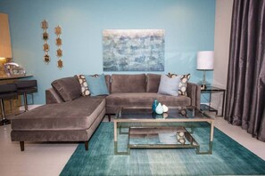 TV, offices - Charming Cozy Haven in Four Corners (Four Corners)