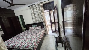 2 bedrooms, iron/ironing board, WiFi, bed sheets - Sukoon 2BHK| Near Metro Station in Lajpat Nagar Amar Colony Free Parking (New Delhi)