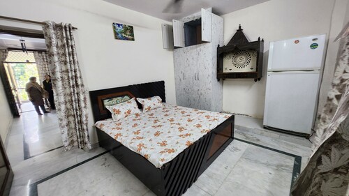 Sukoon 2BHK| Near Metro Station in Lajpat Nagar Amar Colony Free Parking