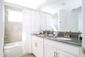 Hair dryer - Comfy Themed Home, Private Pool, Prime Location (Four Corners)