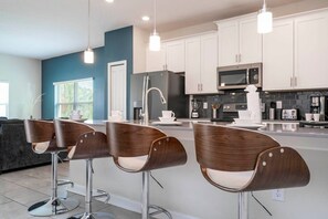 Fridge, microwave, oven, stovetop - Cozy Getaways - Spacious & Ideal Location (Four Corners)