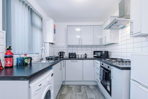 "Central Skipton Townhouse • Sleeps 10 • Walk to Everything • Free Parking