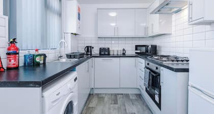 "Central Skipton Townhouse • Sleeps 10 • Walk to Everything • Free Parking