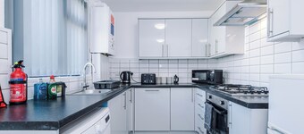 "Central Skipton Townhouse • Sleeps 10 • Walk to Everything • Free Parking
