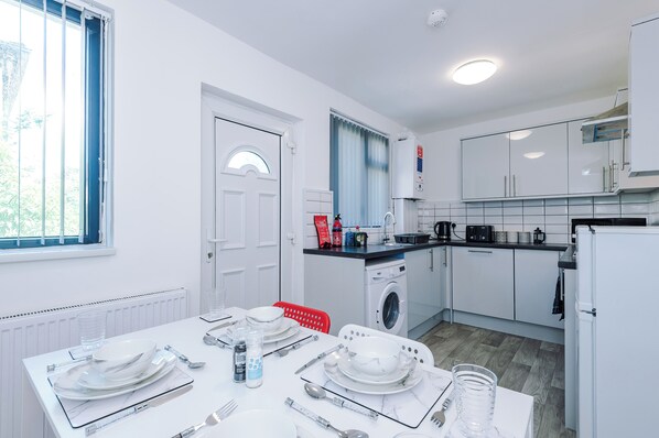 Microwave, oven, stovetop - "Central Skipton Townhouse • Sleeps 10 • Walk to Everything • Free Parking (Skipton)