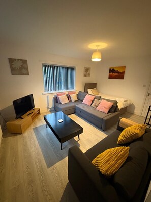 TV - "Central Skipton Townhouse • Sleeps 10 • Walk to Everything • Free Parking (Skipton)