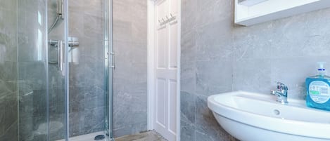 Dusche, Handtücher, Seife, Toilettenpapier