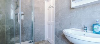 "Central Skipton Townhouse • Sleeps 10 • Walk to Everything • Free Parking