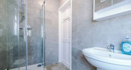 "Central Skipton Townhouse • Sleeps 10 • Walk to Everything • Free Parking