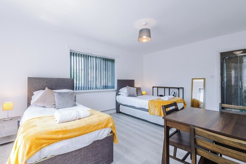 "Central Skipton Townhouse • Sleeps 10 • Walk to Everything • Free Parking