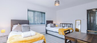 "Central Skipton Townhouse • Sleeps 10 • Walk to Everything • Free Parking