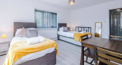 "Central Skipton Townhouse • Sleeps 10 • Walk to Everything • Free Parking