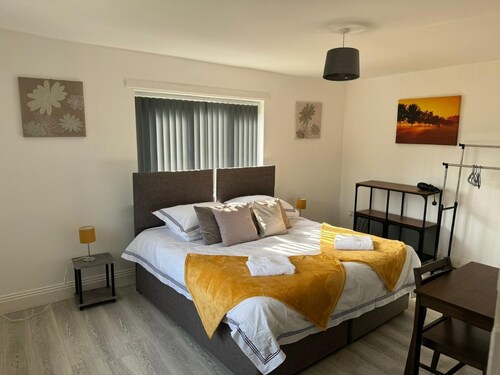 "Central Skipton Townhouse • Sleeps 10 • Walk to Everything • Free Parking