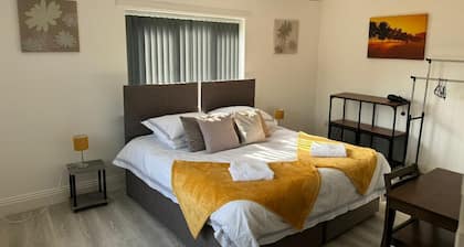 "Central Skipton Townhouse • Sleeps 10 • Walk to Everything • Free Parking