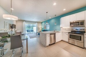 Fridge, microwave, oven, stovetop - Cozy Villa, Private Pool, Prime Spot (Four Corners)
