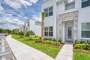 Exterior - Modern Luxury Retreat-Pool, Mickey & Harry Potter Bedrooms (Four Corners)