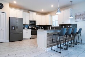Fridge, microwave, oven, stovetop - Modern Marvel-Spacious, Themed, Fun-Filled Family Getaway (Kissimmee)