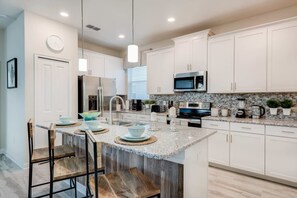 Fridge, microwave, oven, stovetop - Luxury 5BR Home, Private Pool, Prime Location (Kissimmee)
