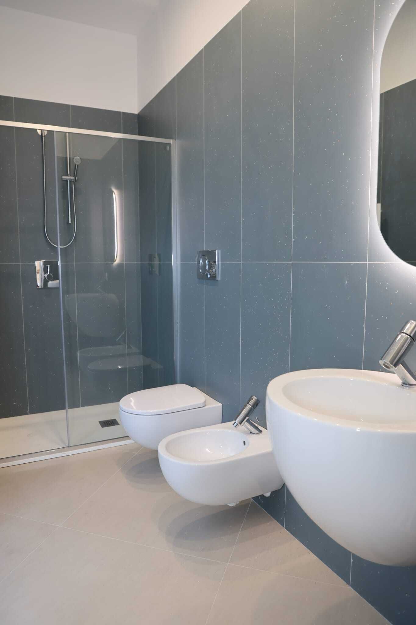 Regadera, secadora de cabello, bidet, jabón 