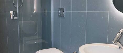 Regadera, secadora de cabello, bidet, jabón