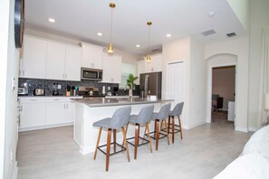 Fridge, microwave, oven, stovetop - Stunning 5BR Home - Your Dream Getaway (Kissimmee)