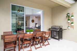 Outdoor dining - Stunning 5BR Home - Your Dream Getaway (Kissimmee)