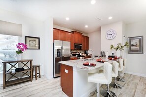 Fridge, microwave, oven, stovetop - Stunning Storey Lake Villa, Prime Location (Kissimmee)